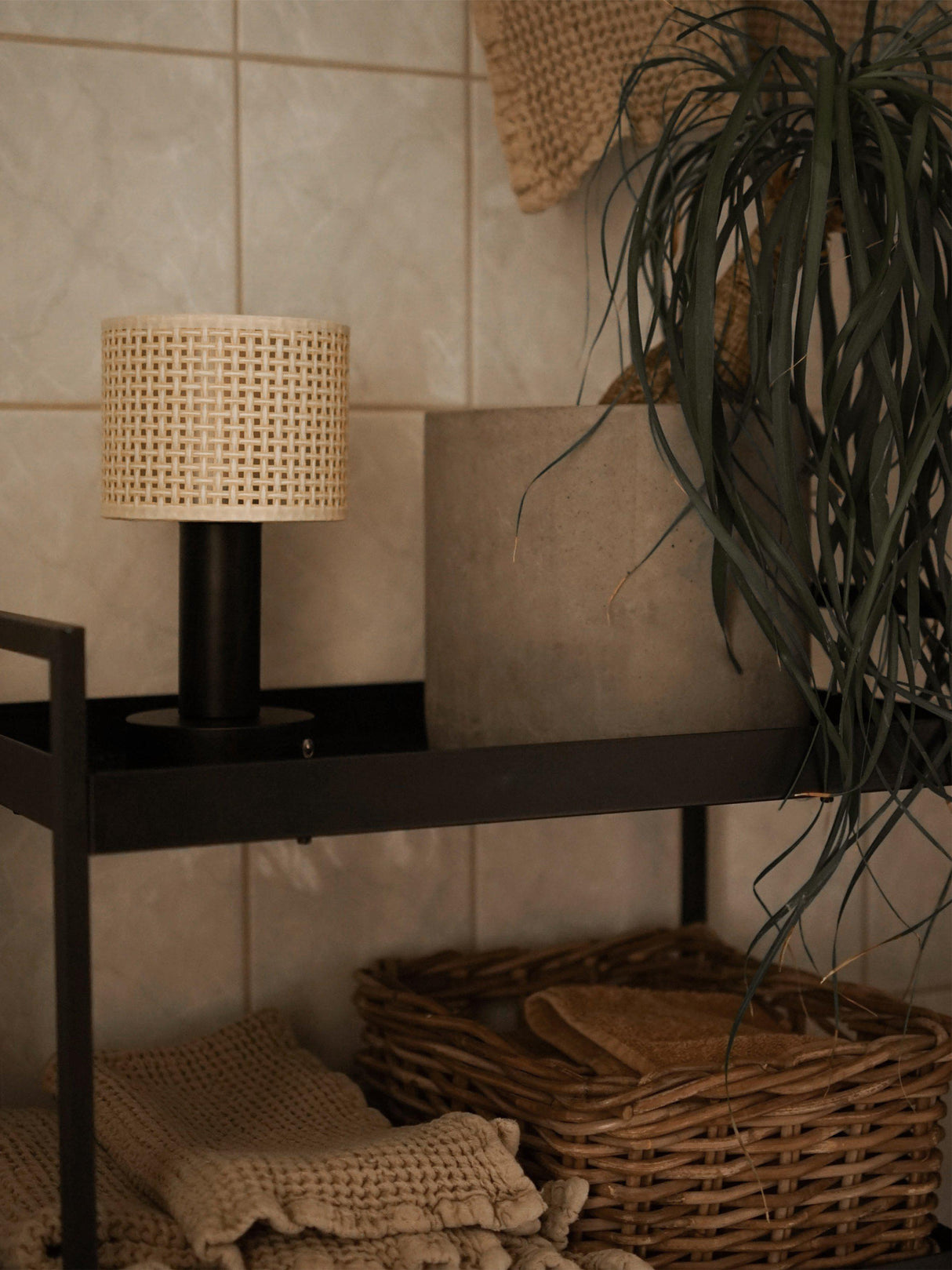 Tiara bordslampa Laddbar svart