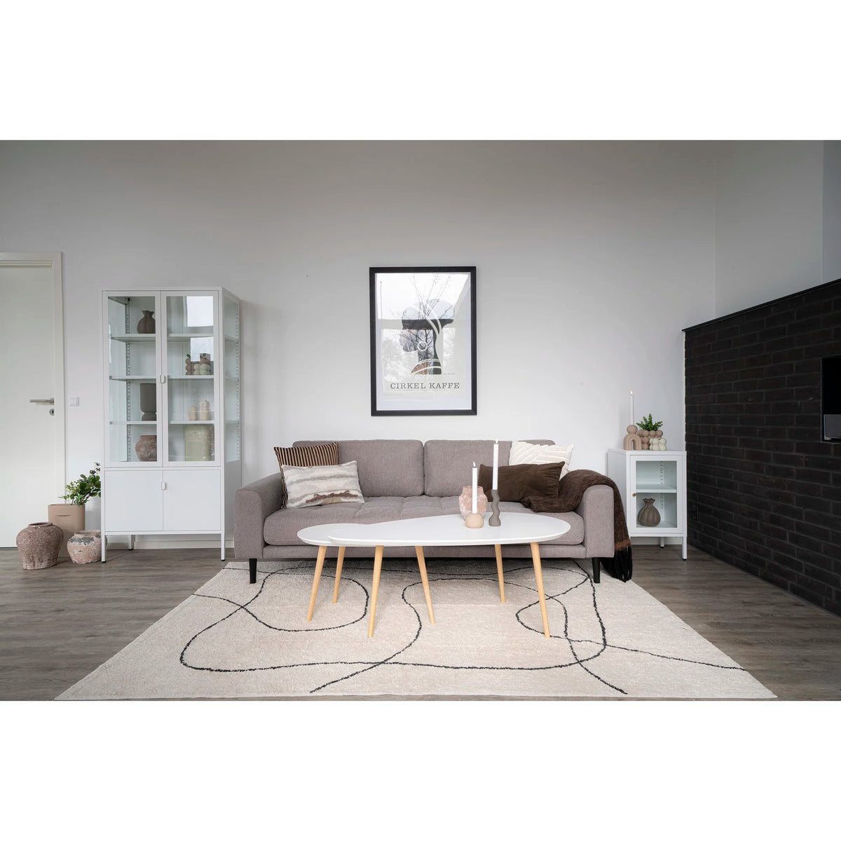 House Nordic, Lido 3-sitssoffa – stenfärgad, med två kuddar och ben i svart trä