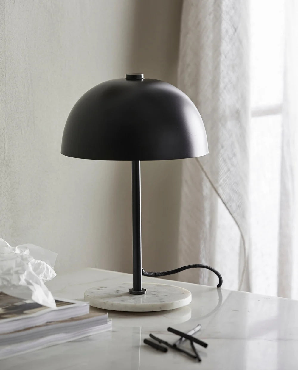 Nordal, KITA bordslampa – svart med marmorfot