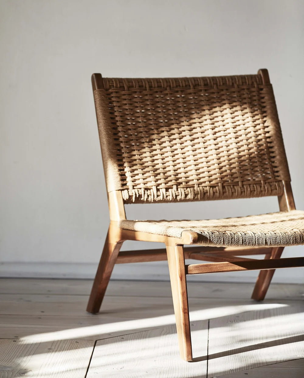Nordal, CLUB loungestol i teak med flätad sits