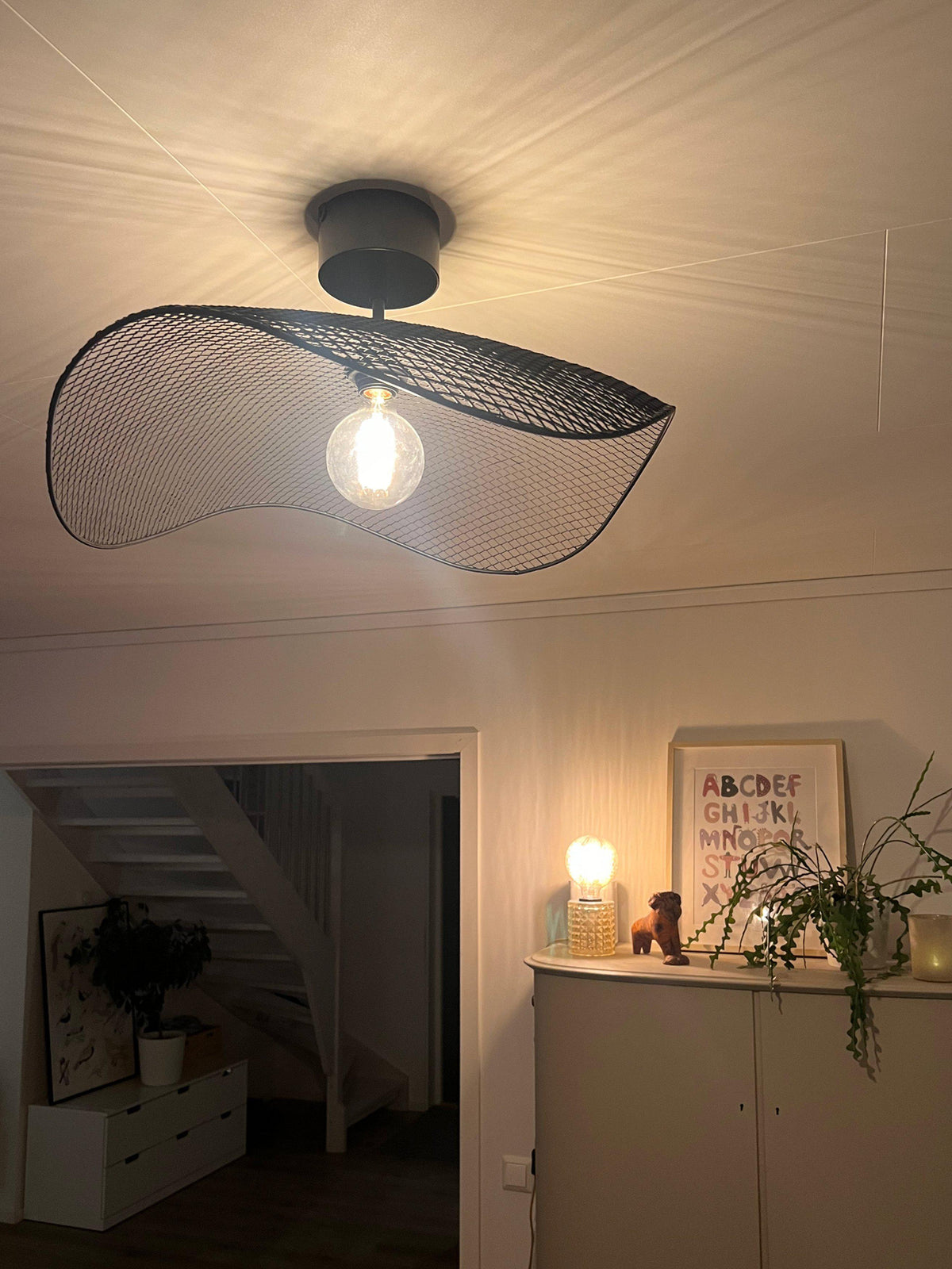 Vivi Taklampa 61cm – Svart metall takkopp 16 cm