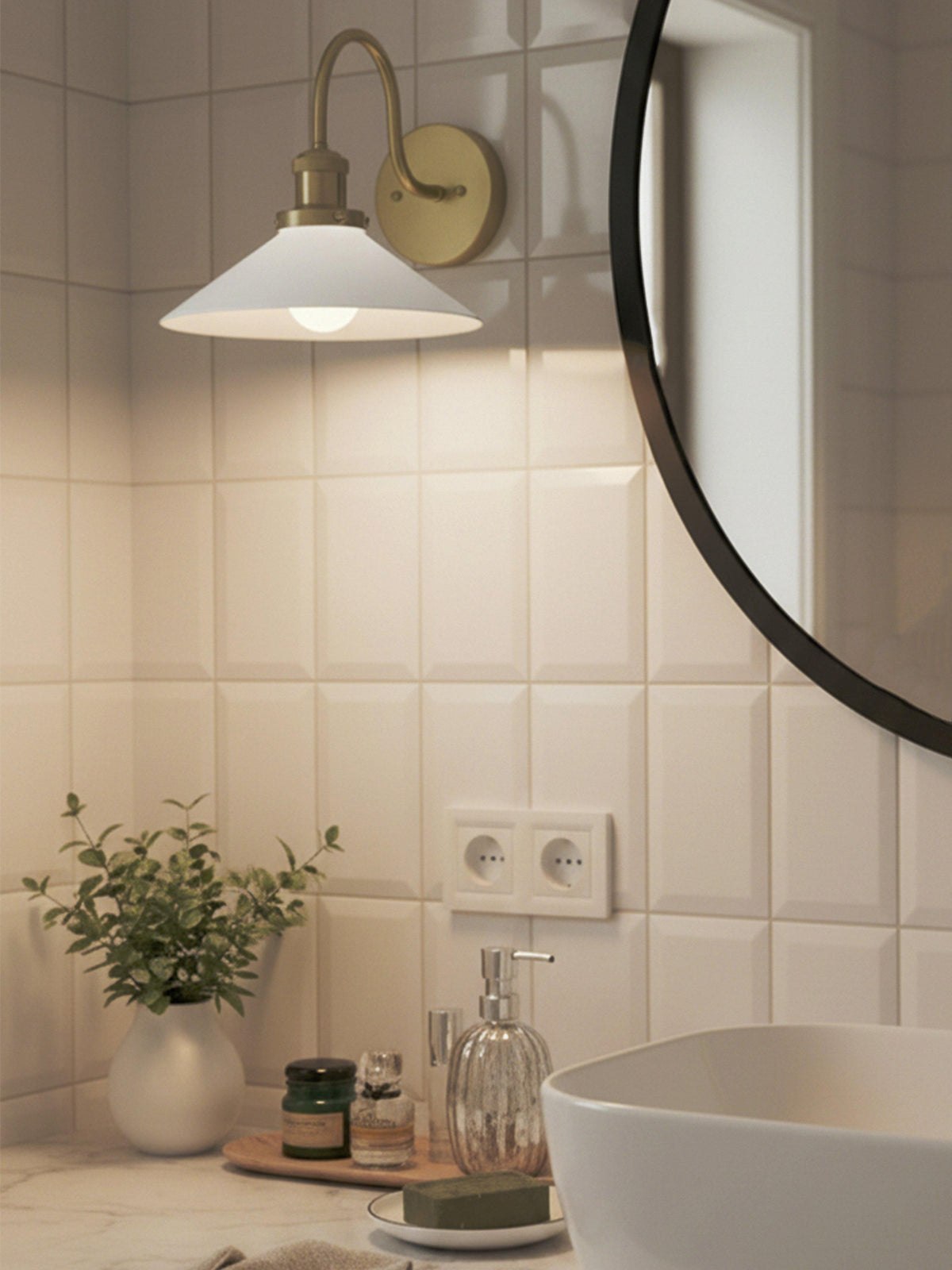 August Vägglampa IP23 – Opal 25 cm IP23