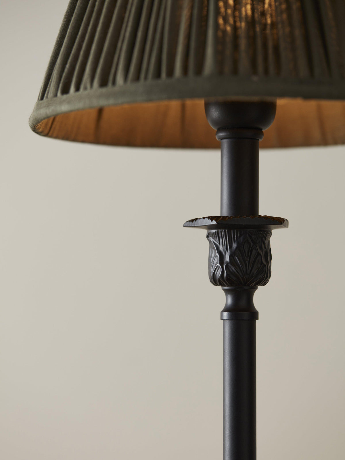 Florita Lampfot – Svart 47 cm