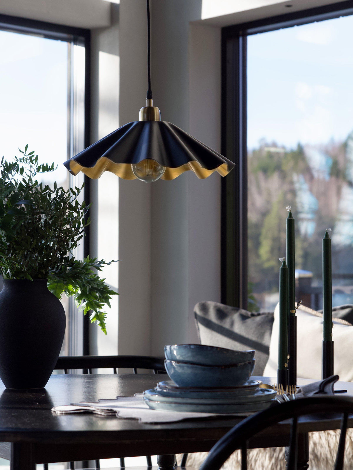 Aira Taklampa – Svart/Mässing 51 cm