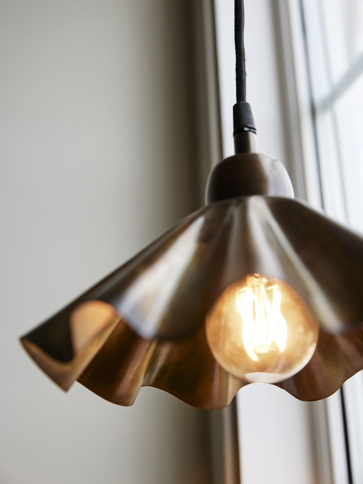 Aira Fönsterlampa – Oljad mässing 25 cm