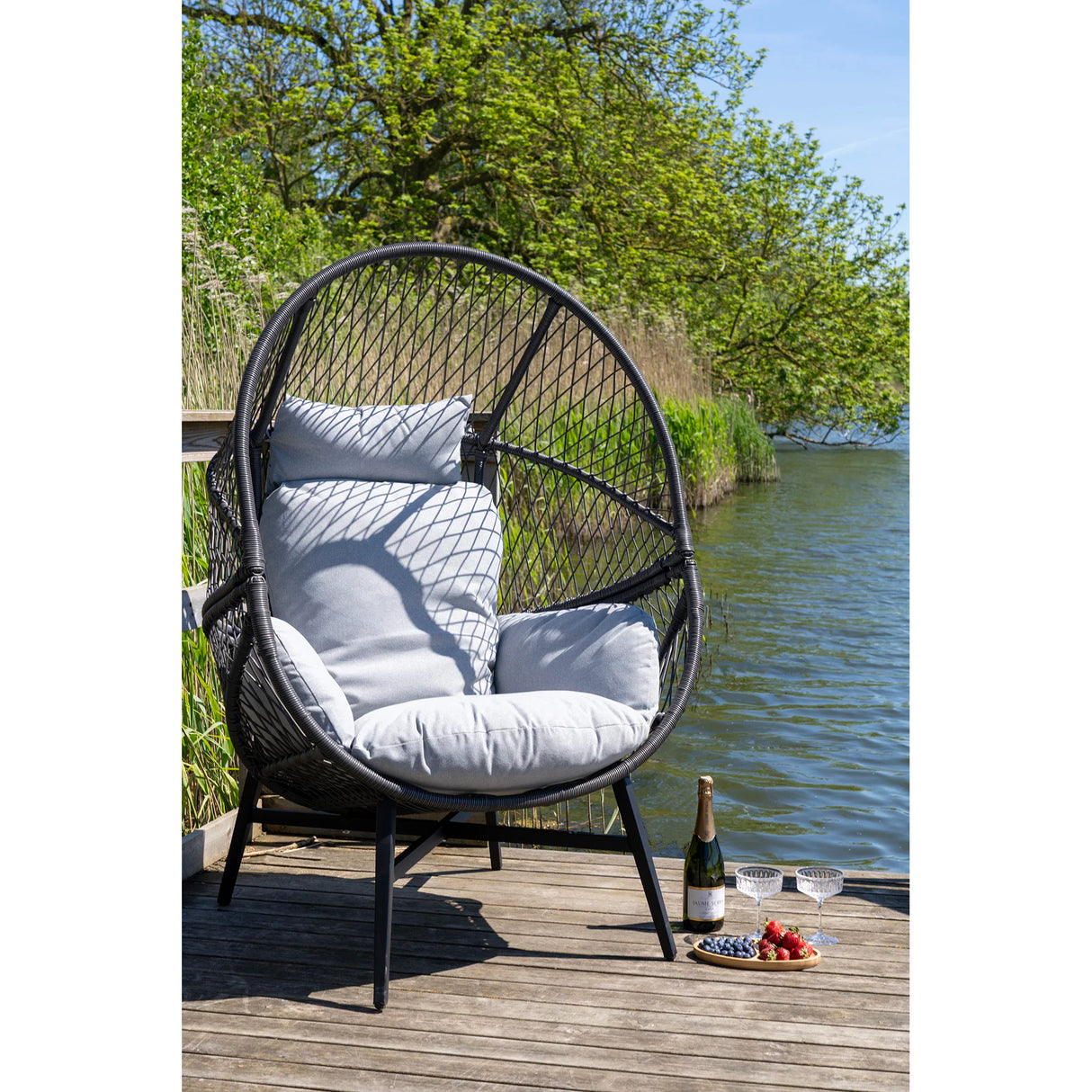 House Nordic, Rosario loungefåtölj – polyrattan, svart, inklusive dynor