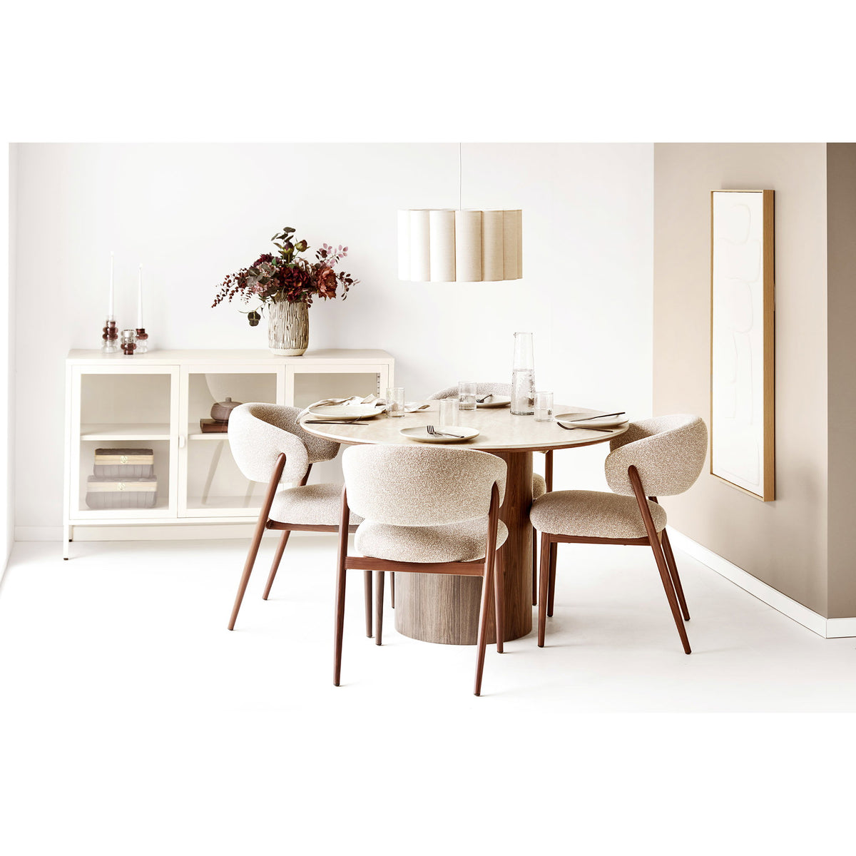 House Nordic, Matgrupp Delphi & Cavi med 4 Stolar Sand / Valnöt / Travertin 140 cm