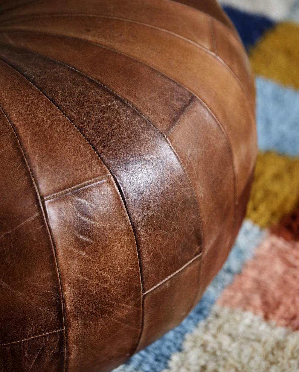 Nordal, RUGBY läderpuff, rund – brun  (FÖRBESTÄLL)