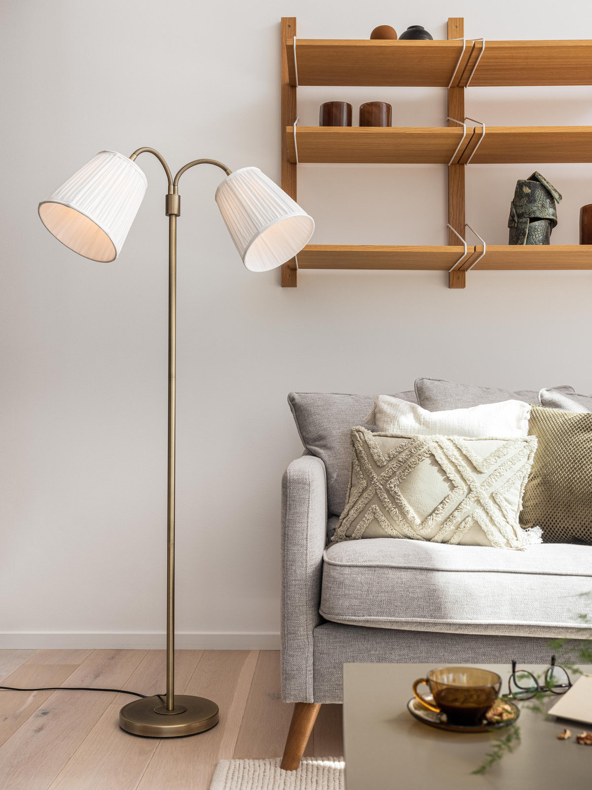 Amy Golvfot Flex2 – Antikmässing 150 cm