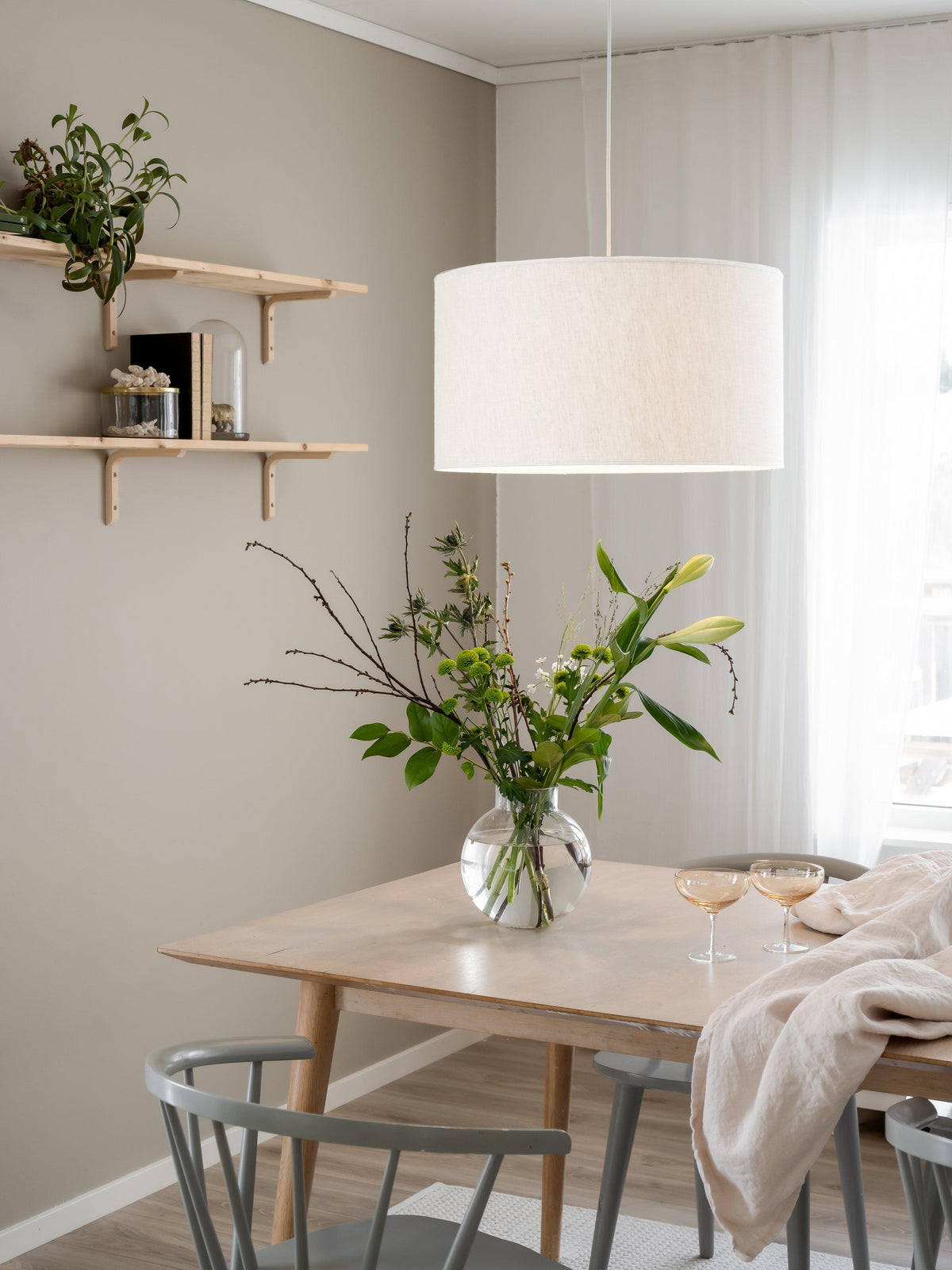 Sara Taklampa Linne – Off-white 55 cm
