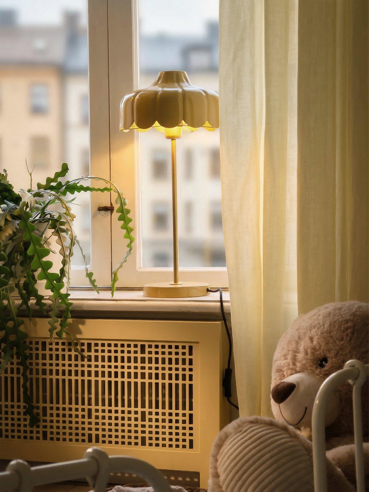 Wells Bordslampa – Lejongul/guld 50 cm