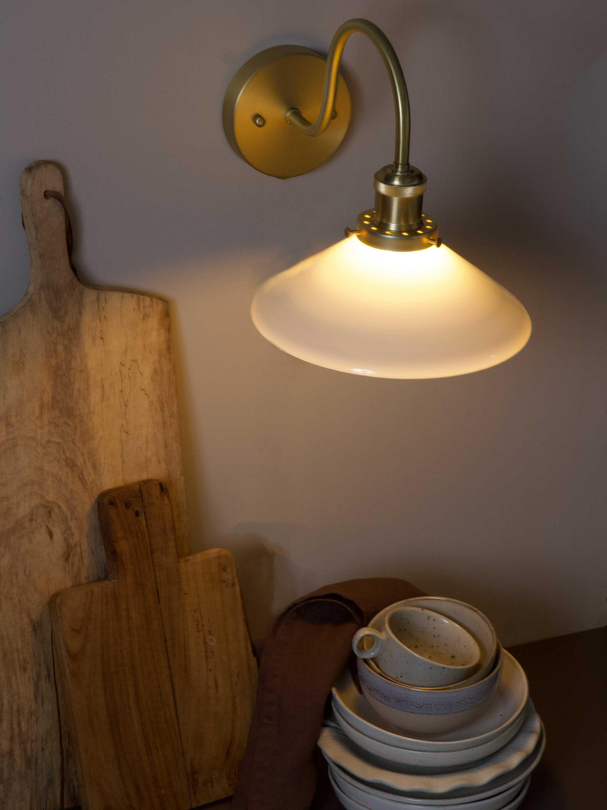 August Vägglampa IP23 – Opal 25 cm IP23