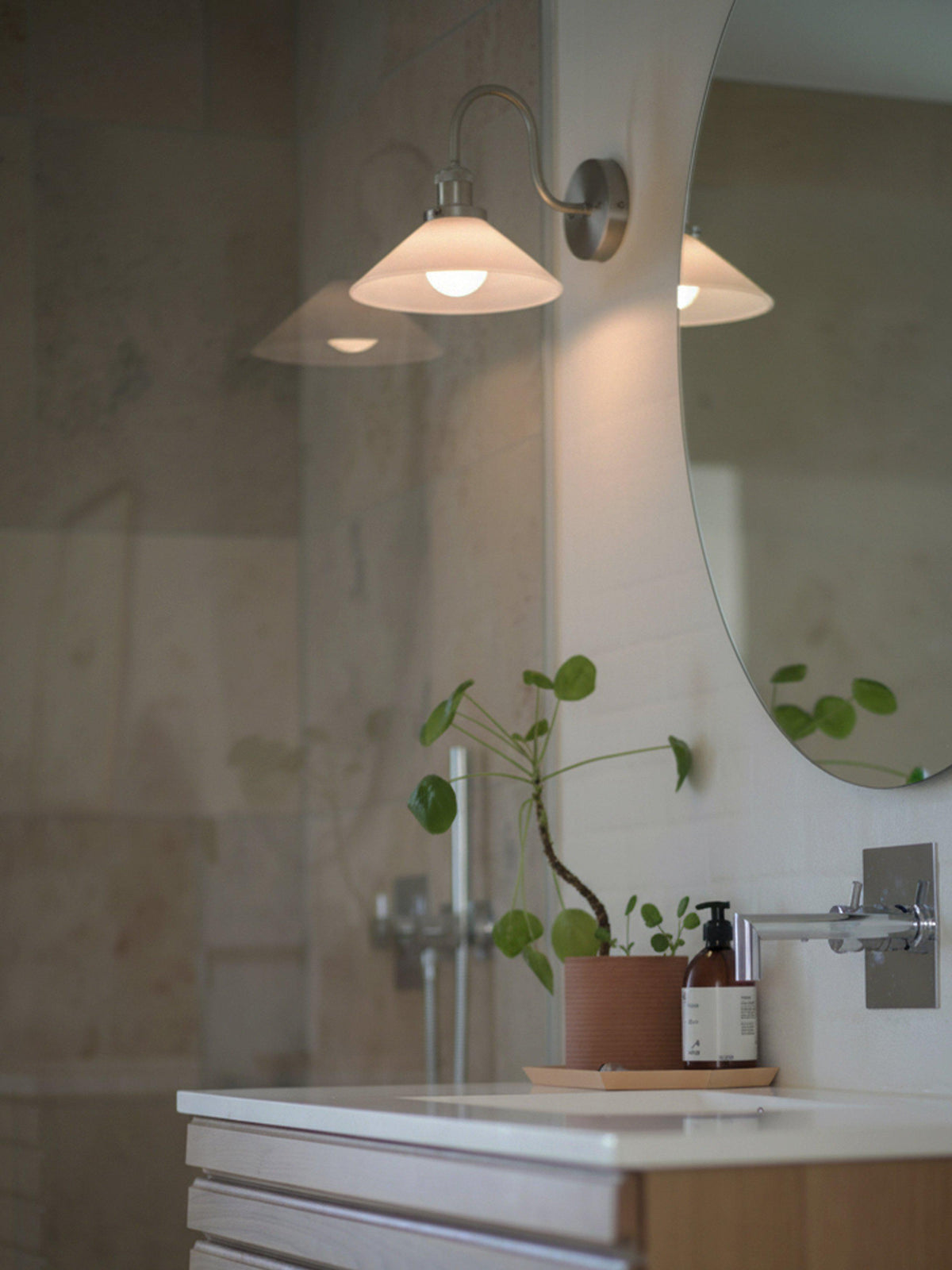 August Vägglampa IP23 – Opal krom 25 cm