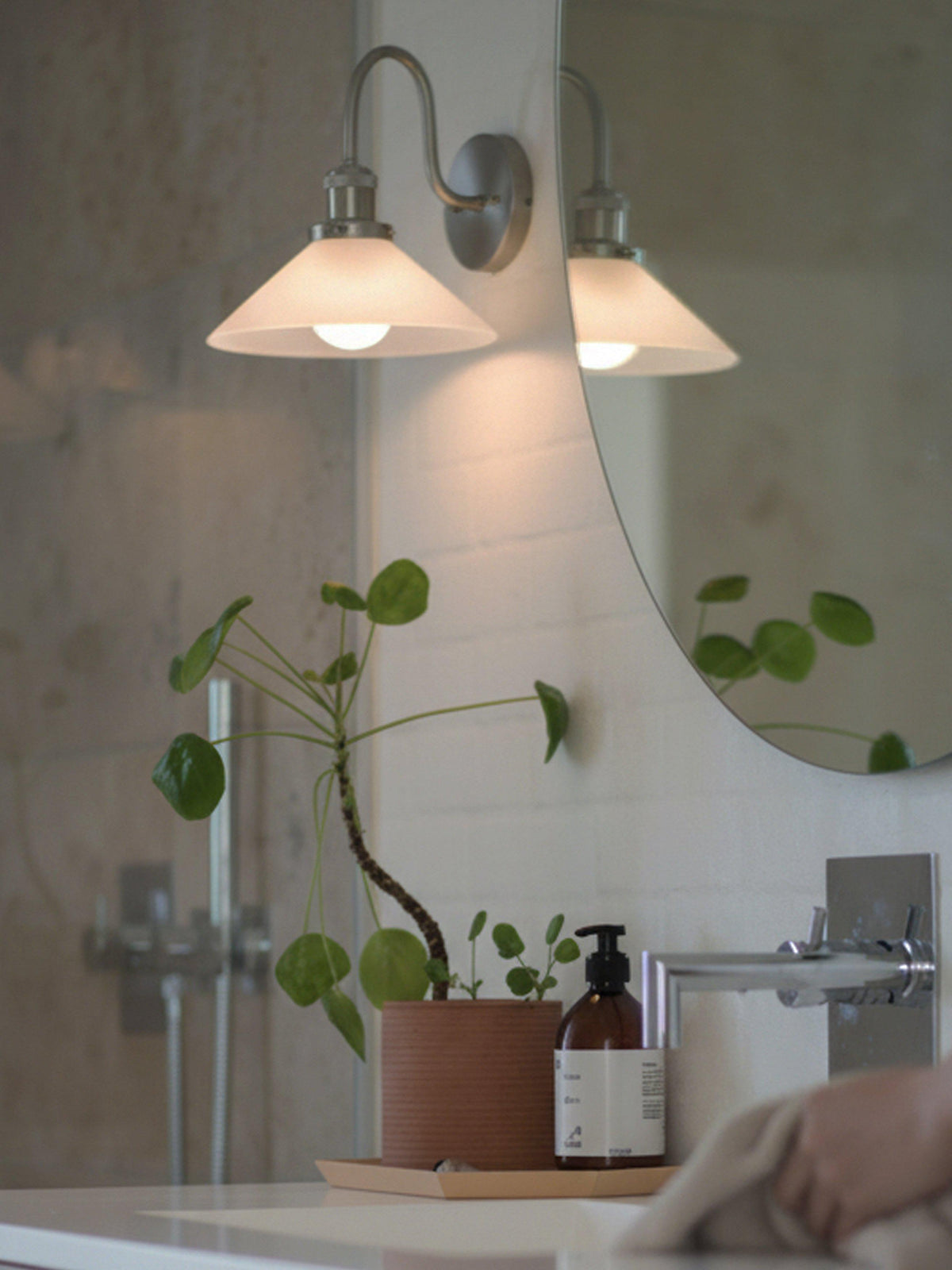 August Vägglampa IP23 – Opal krom 25 cm
