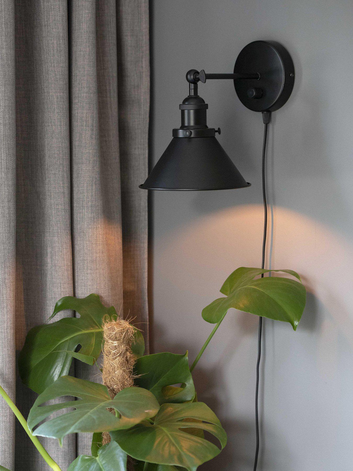Anton vägglampa Svart 18cm, dimbar
