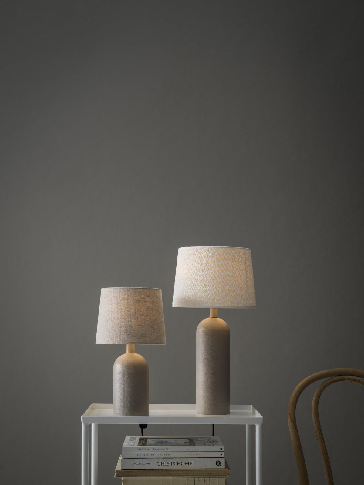 Riley Lampfot – Matt beige 38 cm