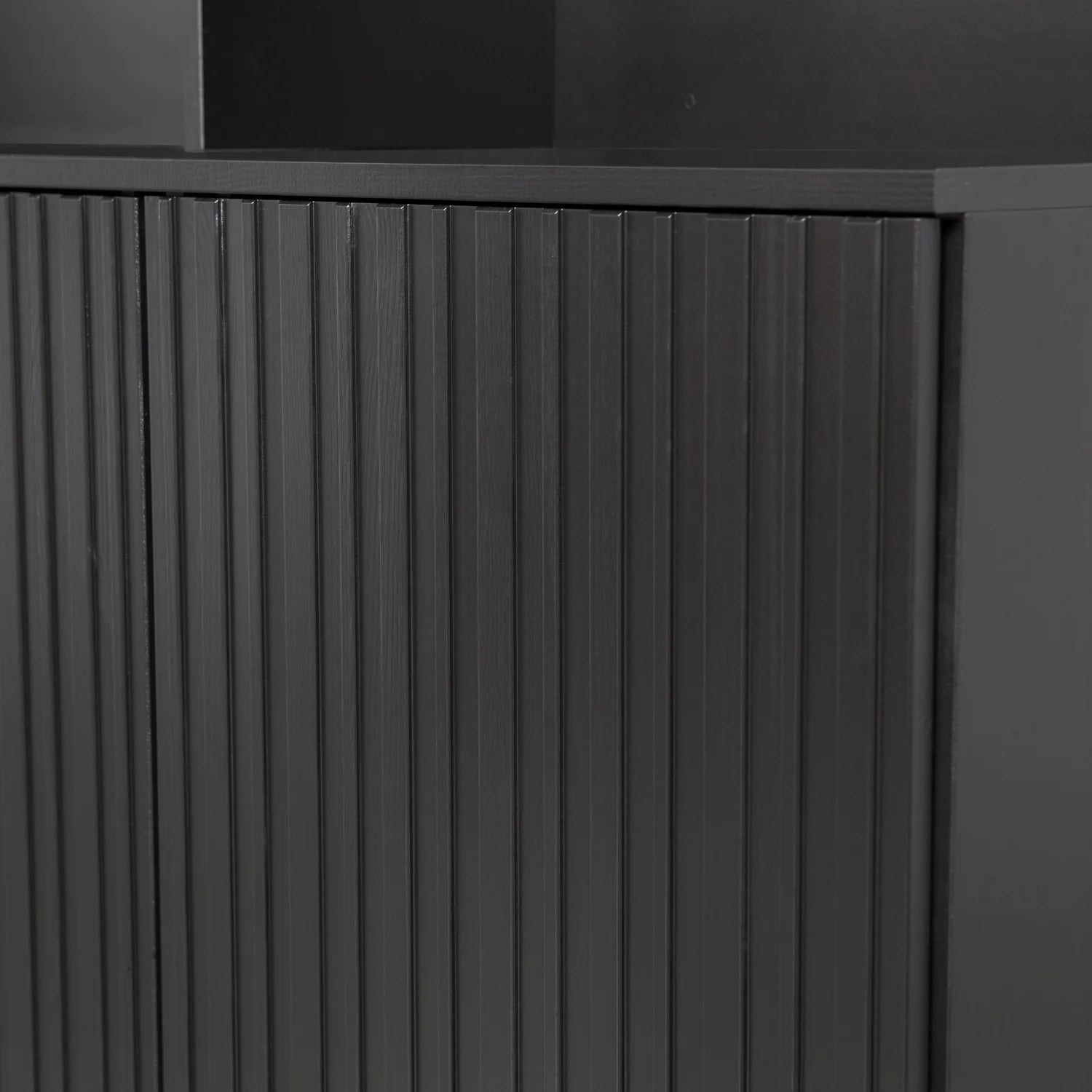 WOOOD, New Gravure Väggskåp i Furu – Svart [FSC]