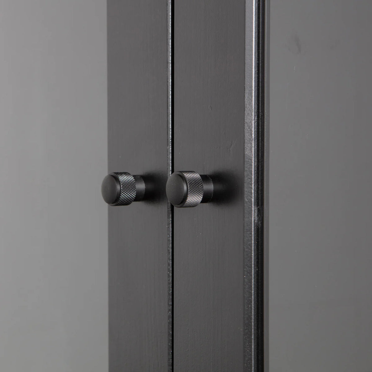 WOOOD Xam Vitrinskåp – Svart FSC® Furu 155 cm