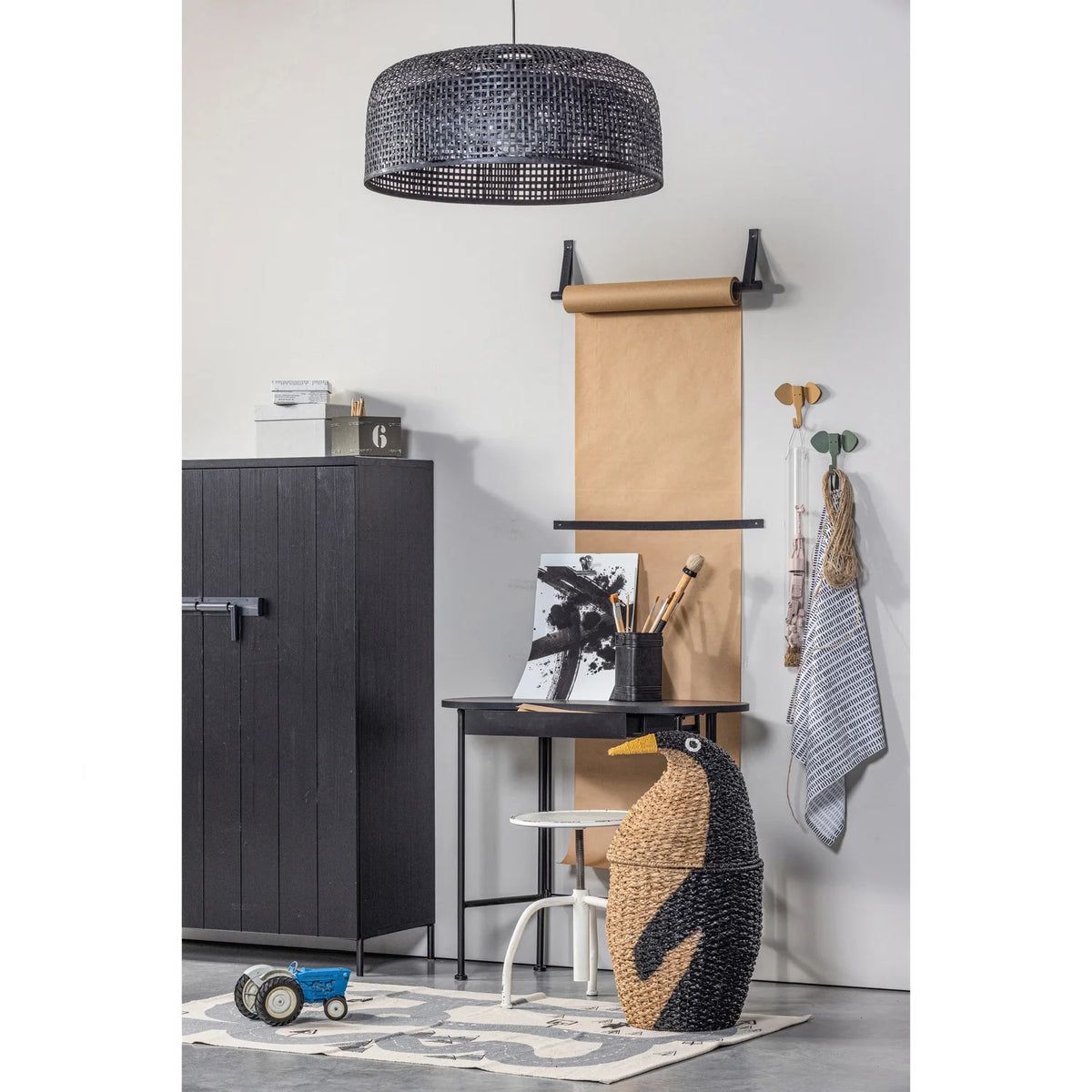 WOOOD, Bruut 2-dörrars skåp – furu, svart, FSC®-certifierat