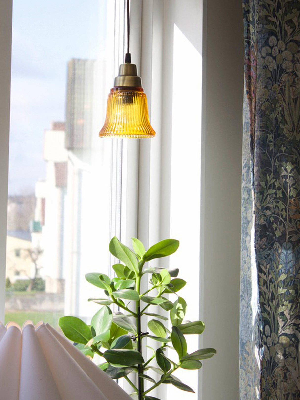 Emmi fönsterlampa Amber/brass 12cm