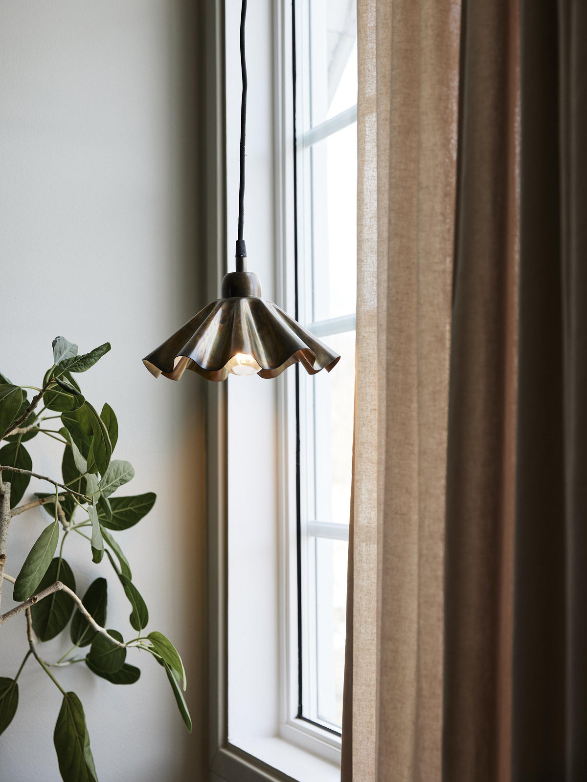 Aira Fönsterlampa – Oljad mässing 25 cm