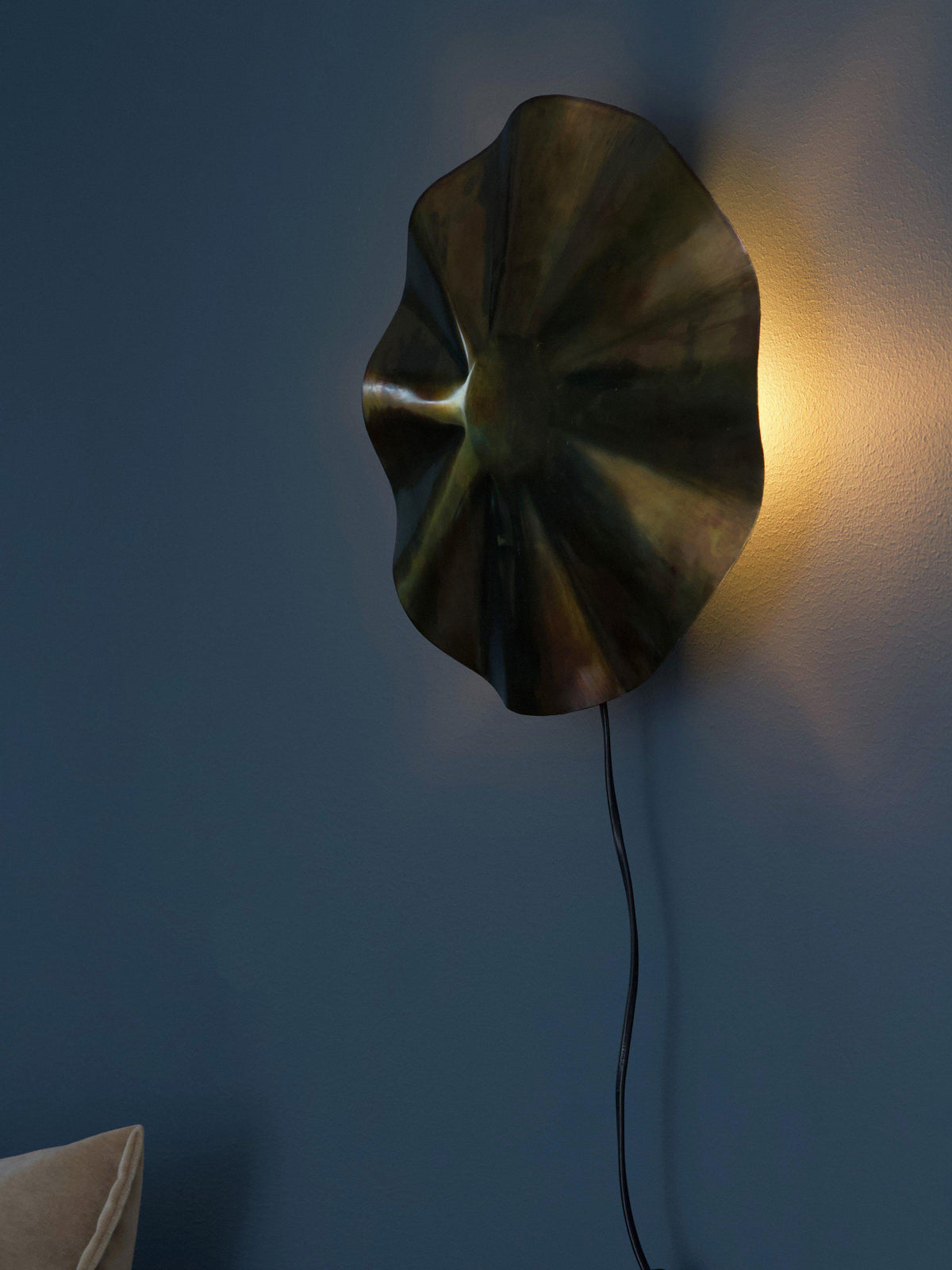 Aira Vägglampa – Oljad mässing 35 cm