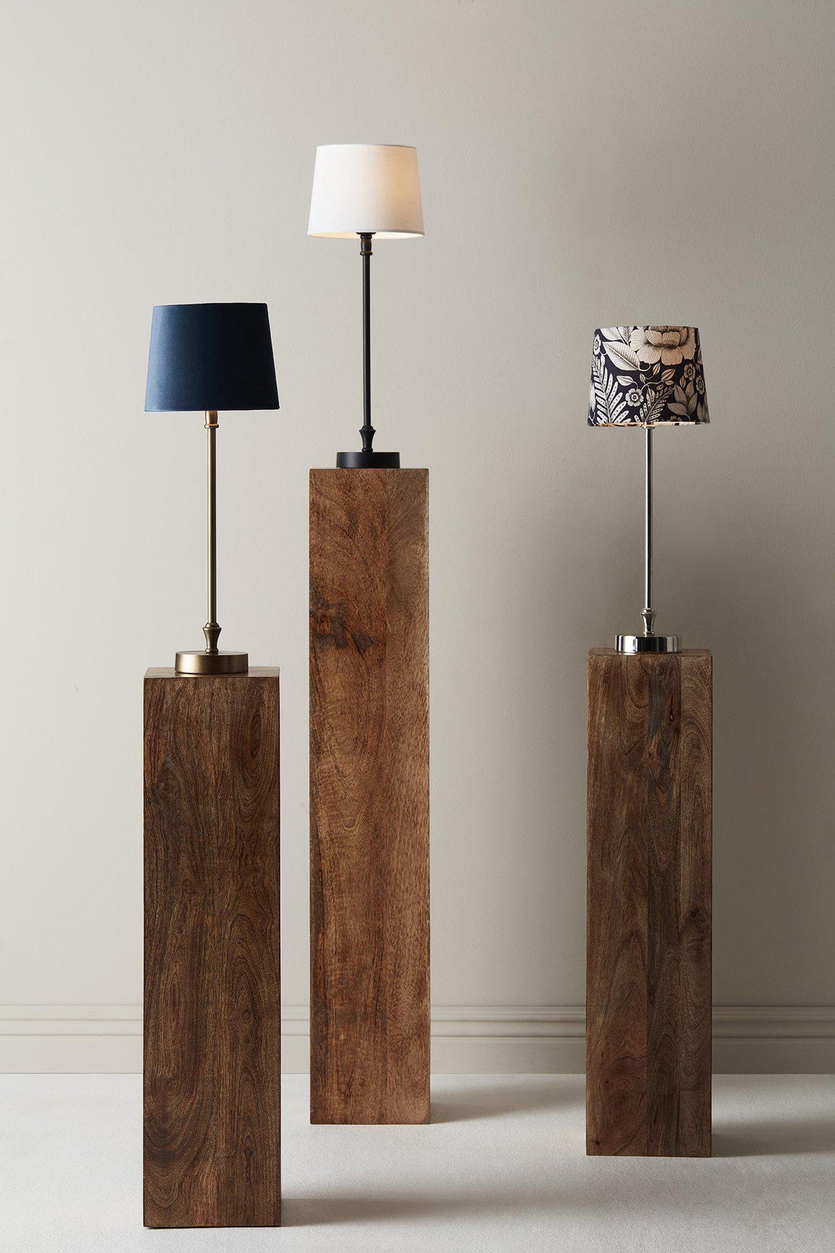 Liam Bordslampa – med vit skärm svart 59 cm