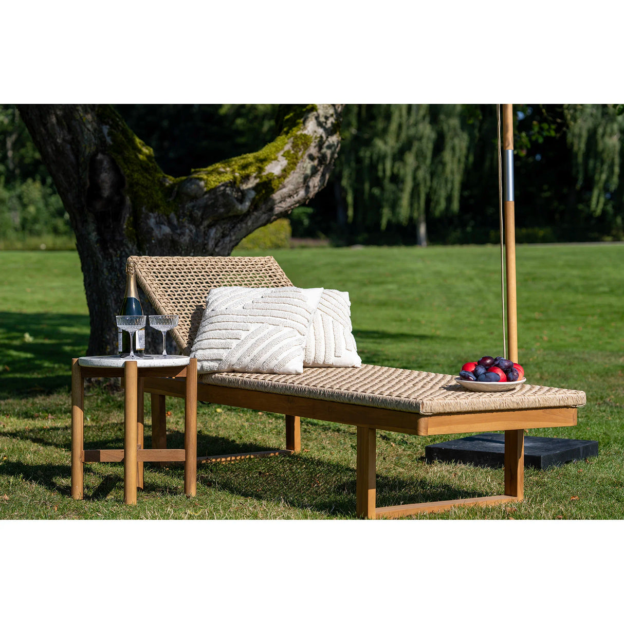 House Nordic, Derby solsäng – teak/polyrattan, natur