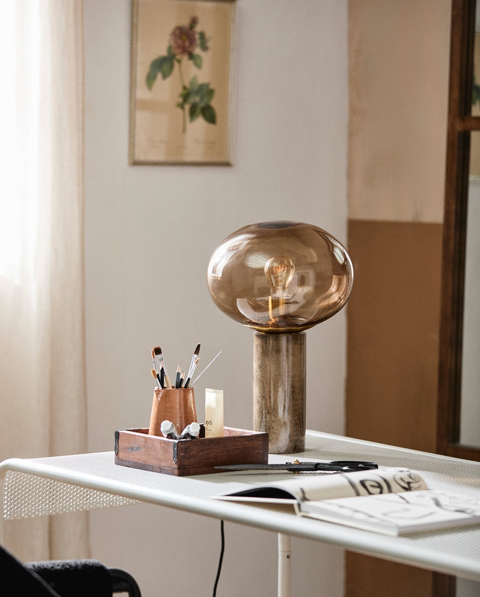 Nordal, BES bordslampa i marmor – rökfärgad