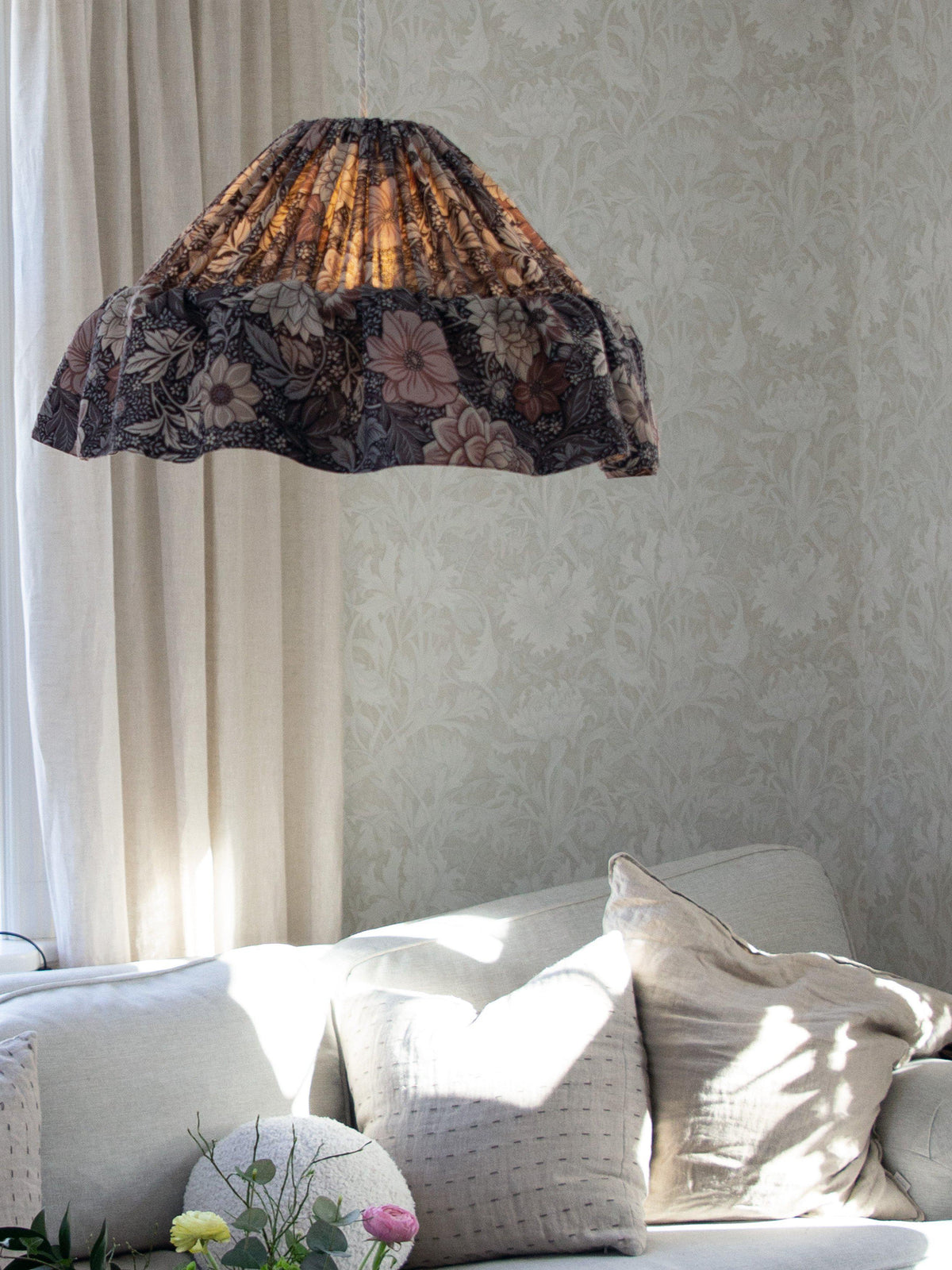 Stina Taklampa – Dahlia brun 40 cm