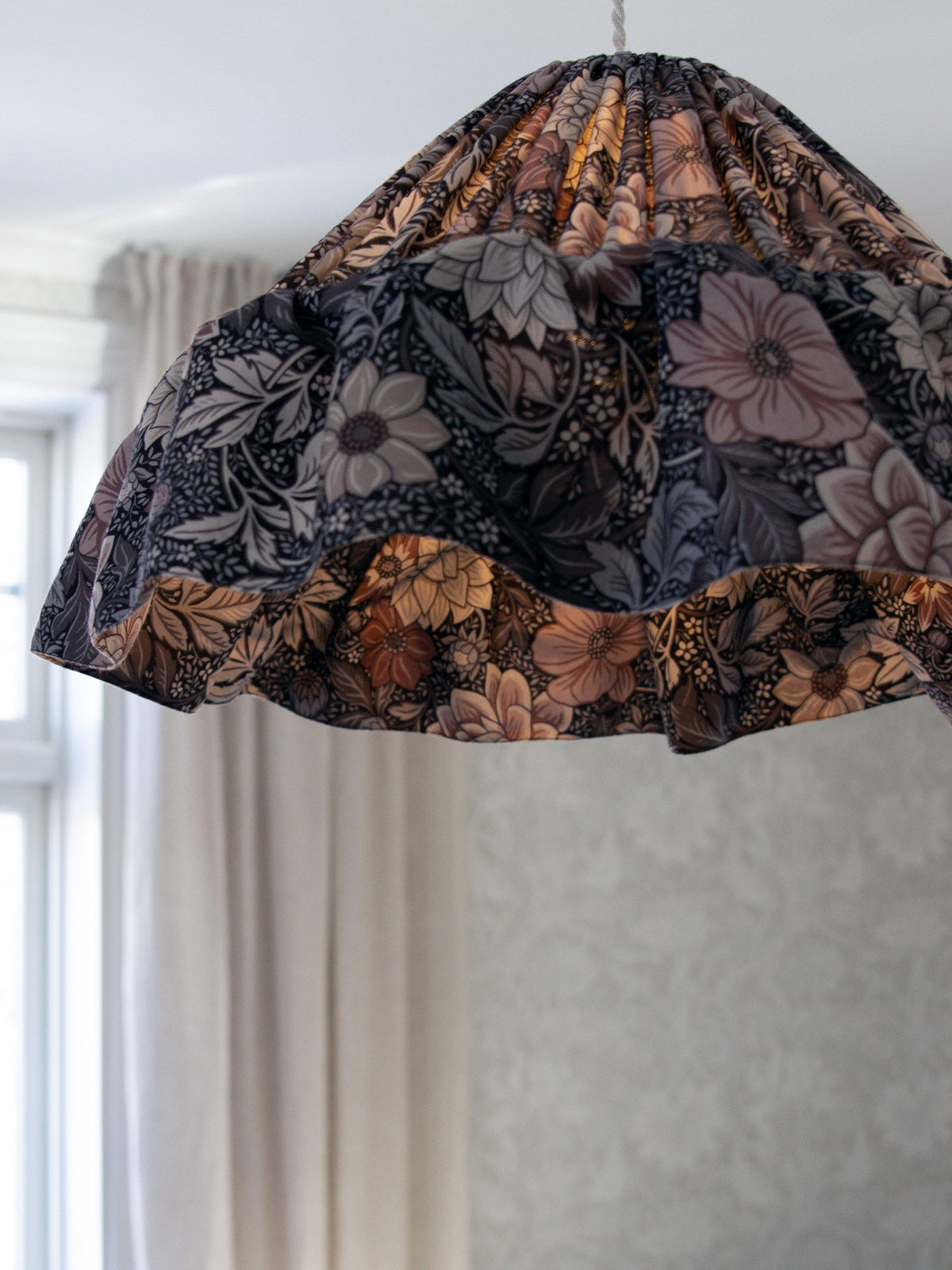 Stina Taklampa – Dahlia brun 40 cm