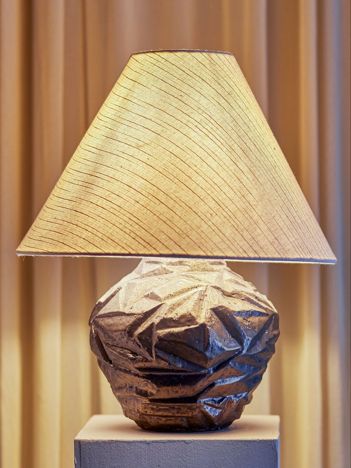 Bloomingville, Carolla bordslampa, brun, stengods.