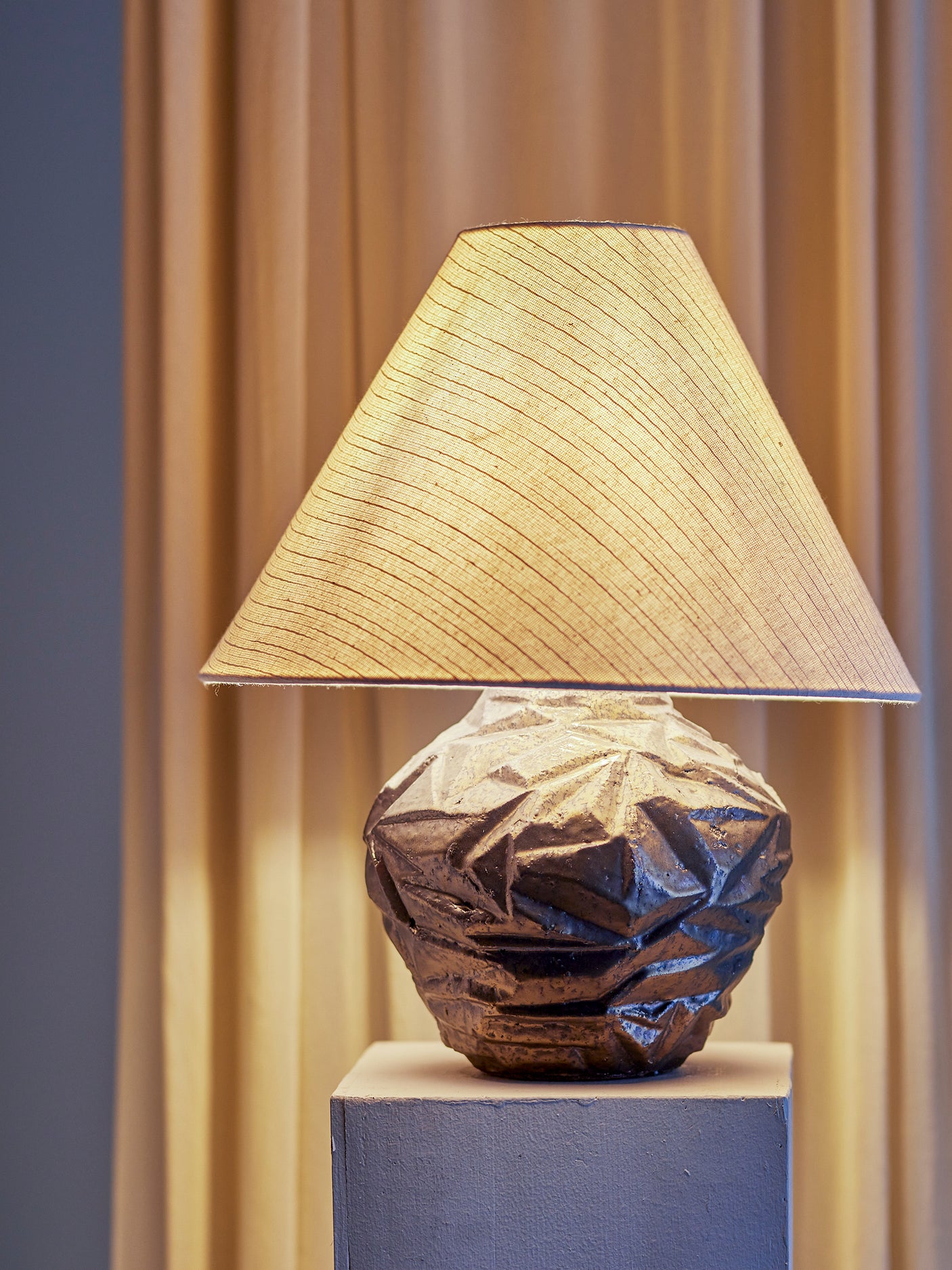 Bloomingville, Carolla bordslampa, brun, stengods.