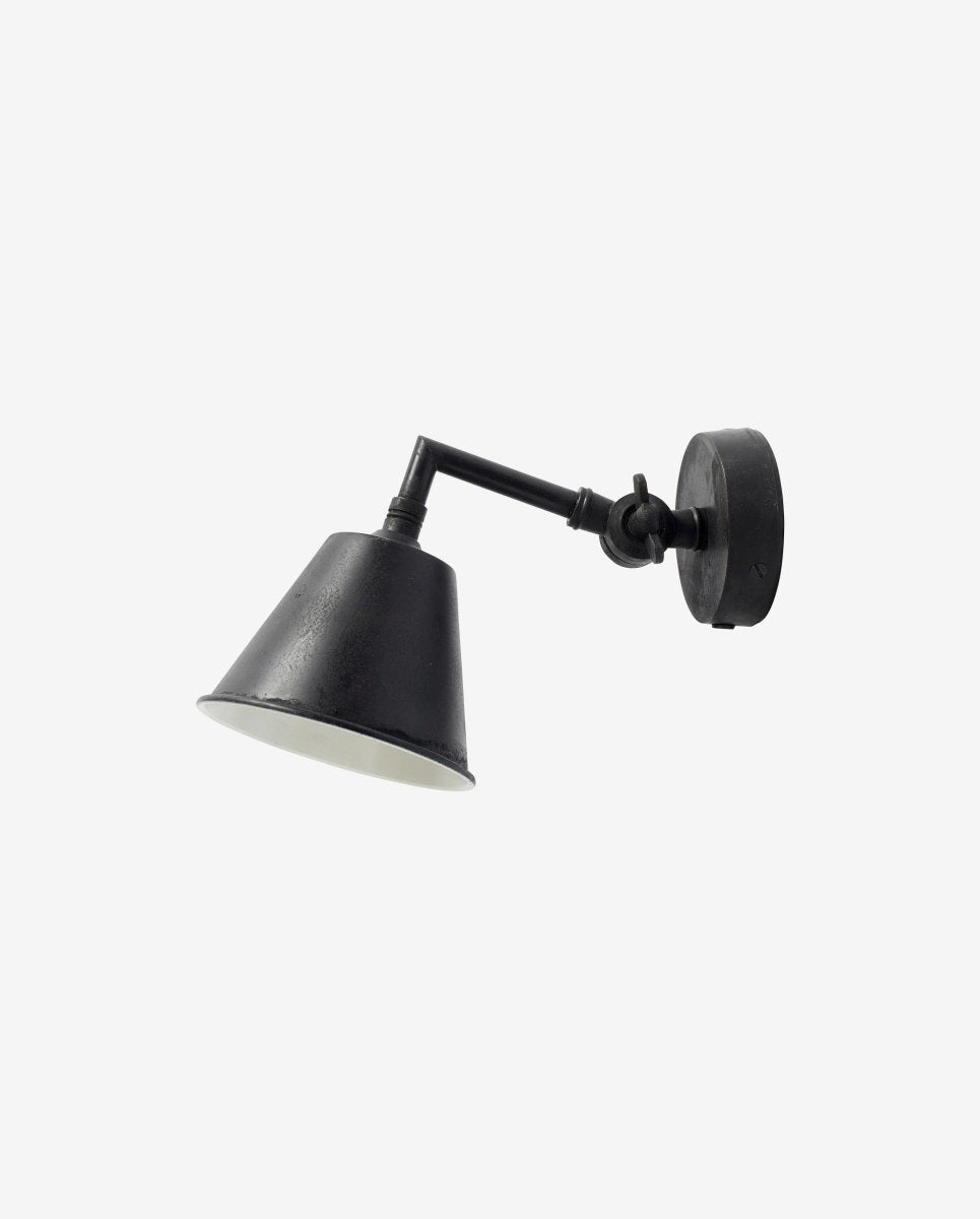 Nordal, vägglampa i järn – svart